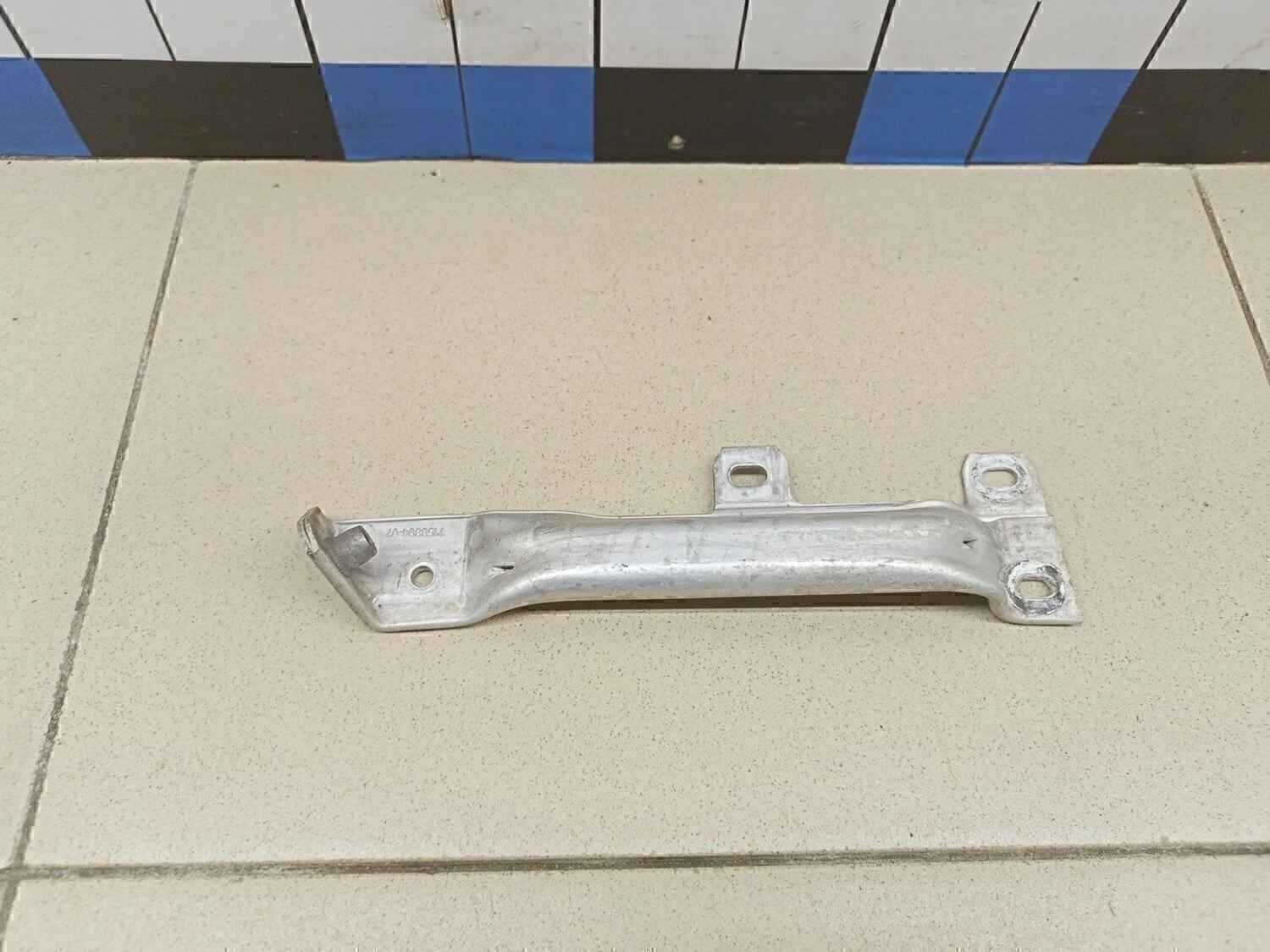 Кронштейн усилителя переднего бампера правый 5-серия F10/F11 2009>