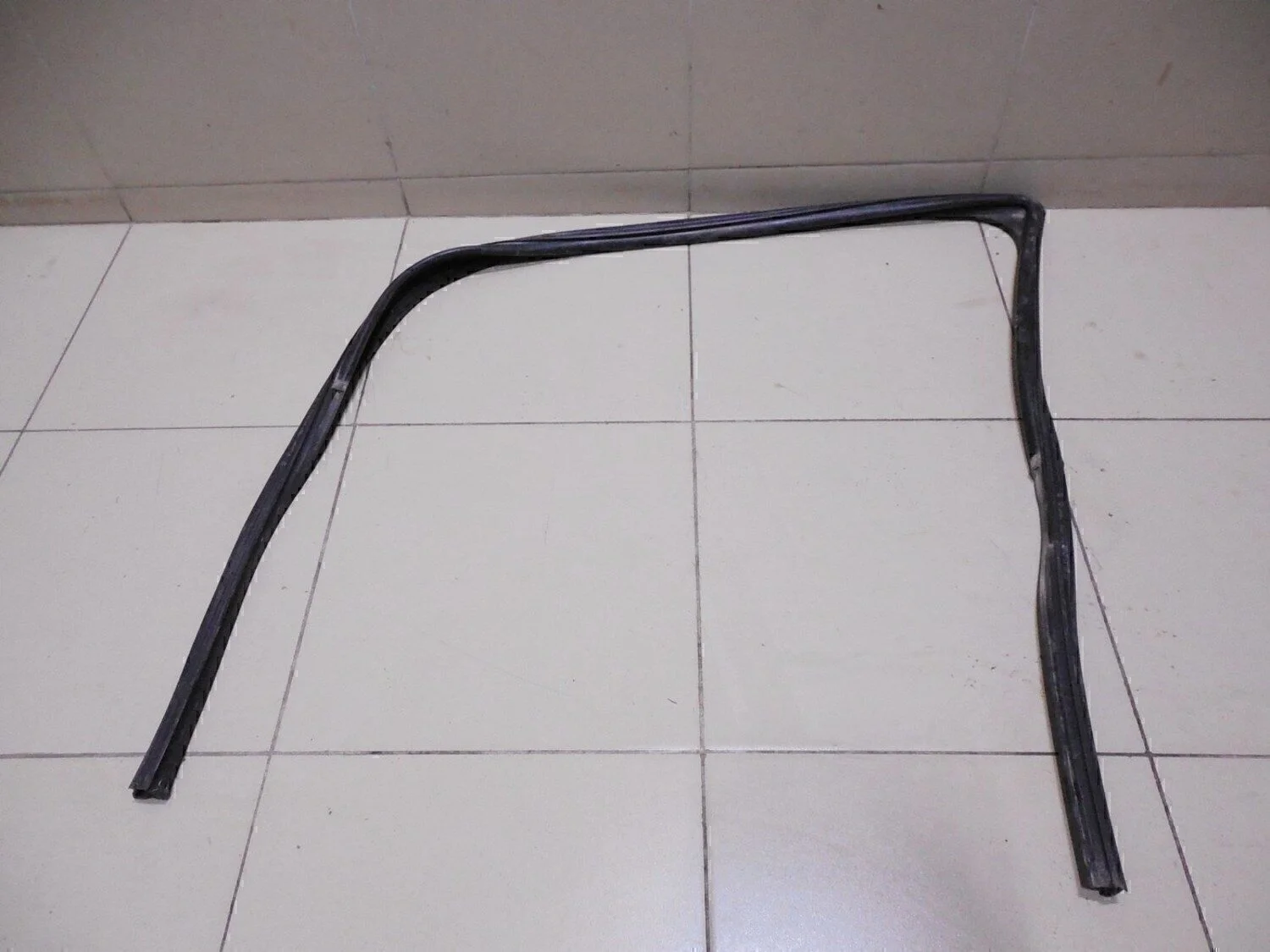 Уплотнитель стекла двери Logan 2005-2014