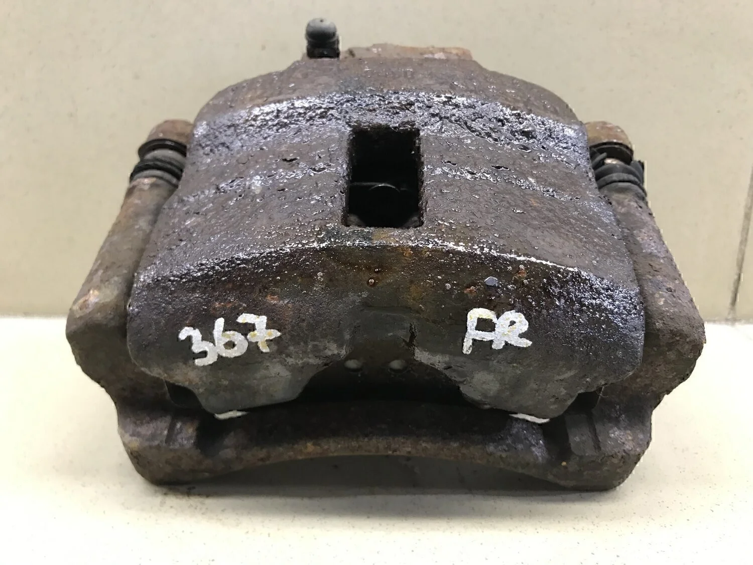 Суппорт передний правый Almera N16 2000-2006