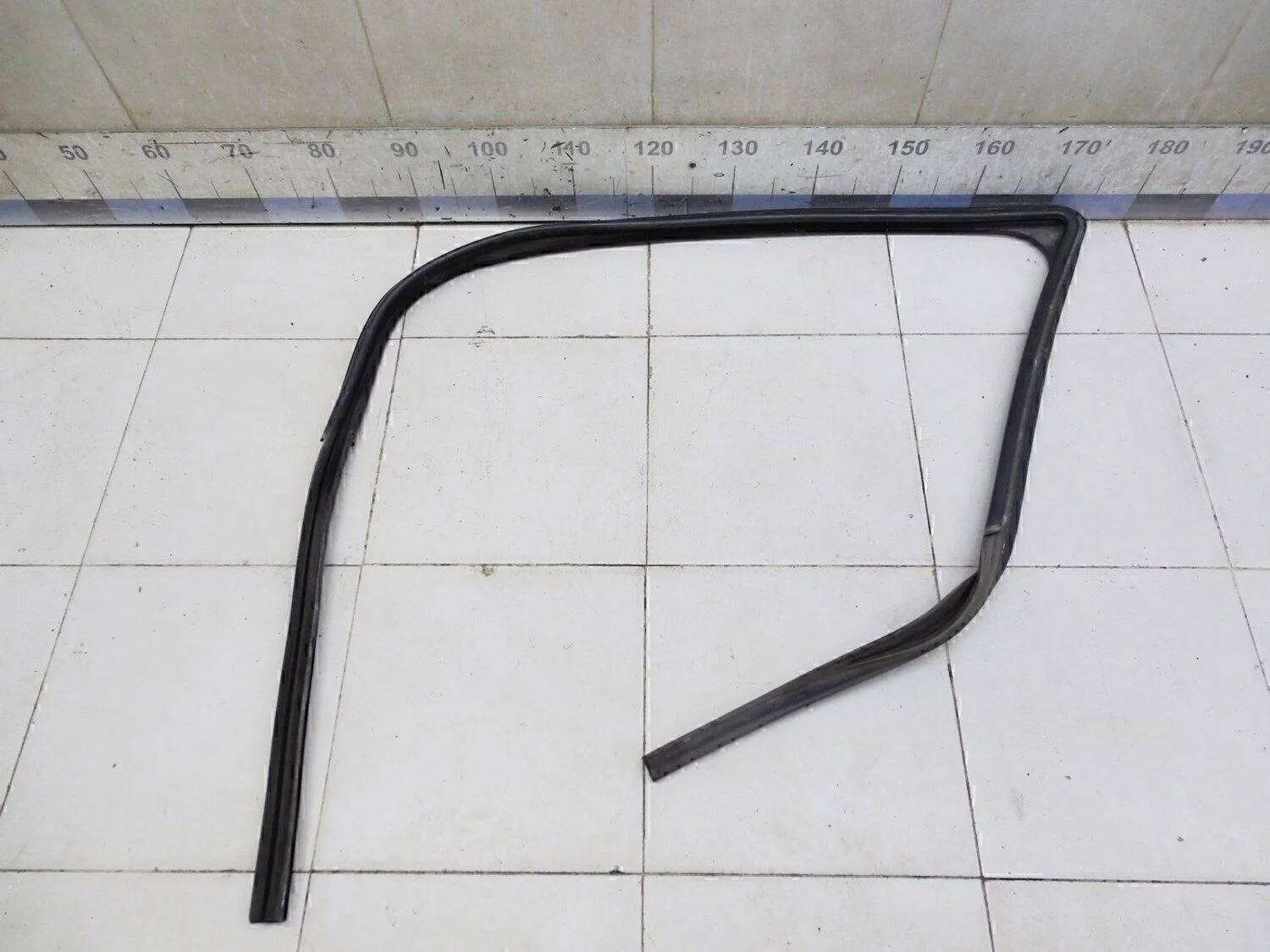 Уплотнитель стекла двери Logan 2005-2014