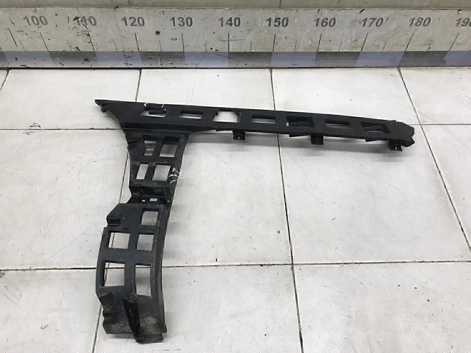 Направляющая заднего бампера левая Passat [B6] 2005-2010