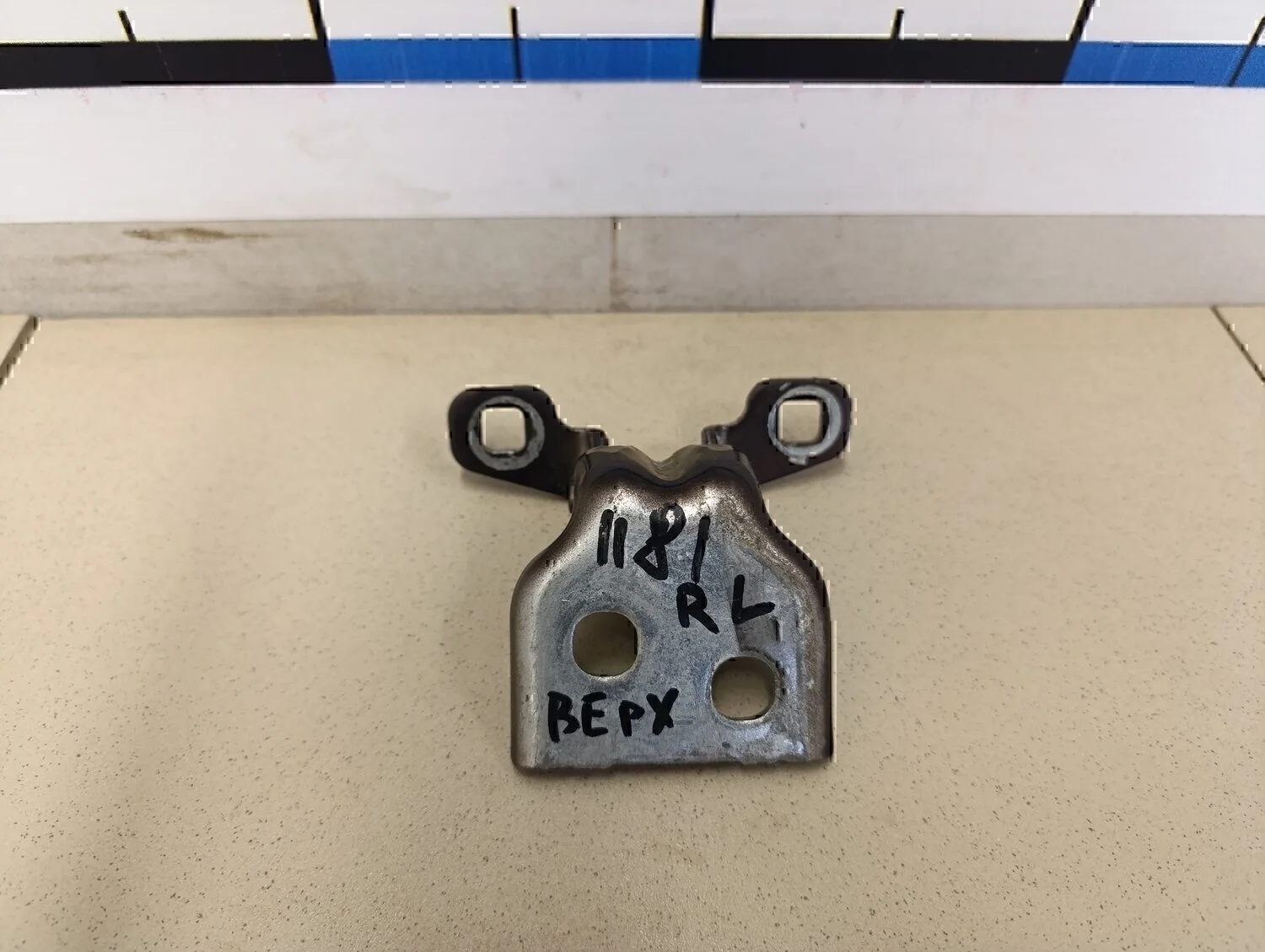 Петля двери Logan 2005-2014