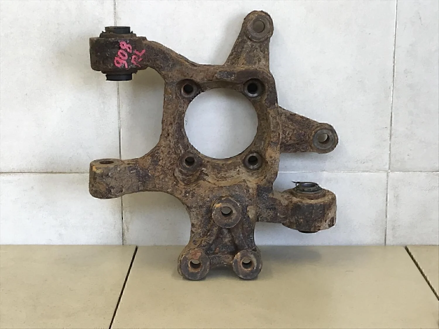 Кулак поворотный задний левый Captiva (C100) 2006-2010