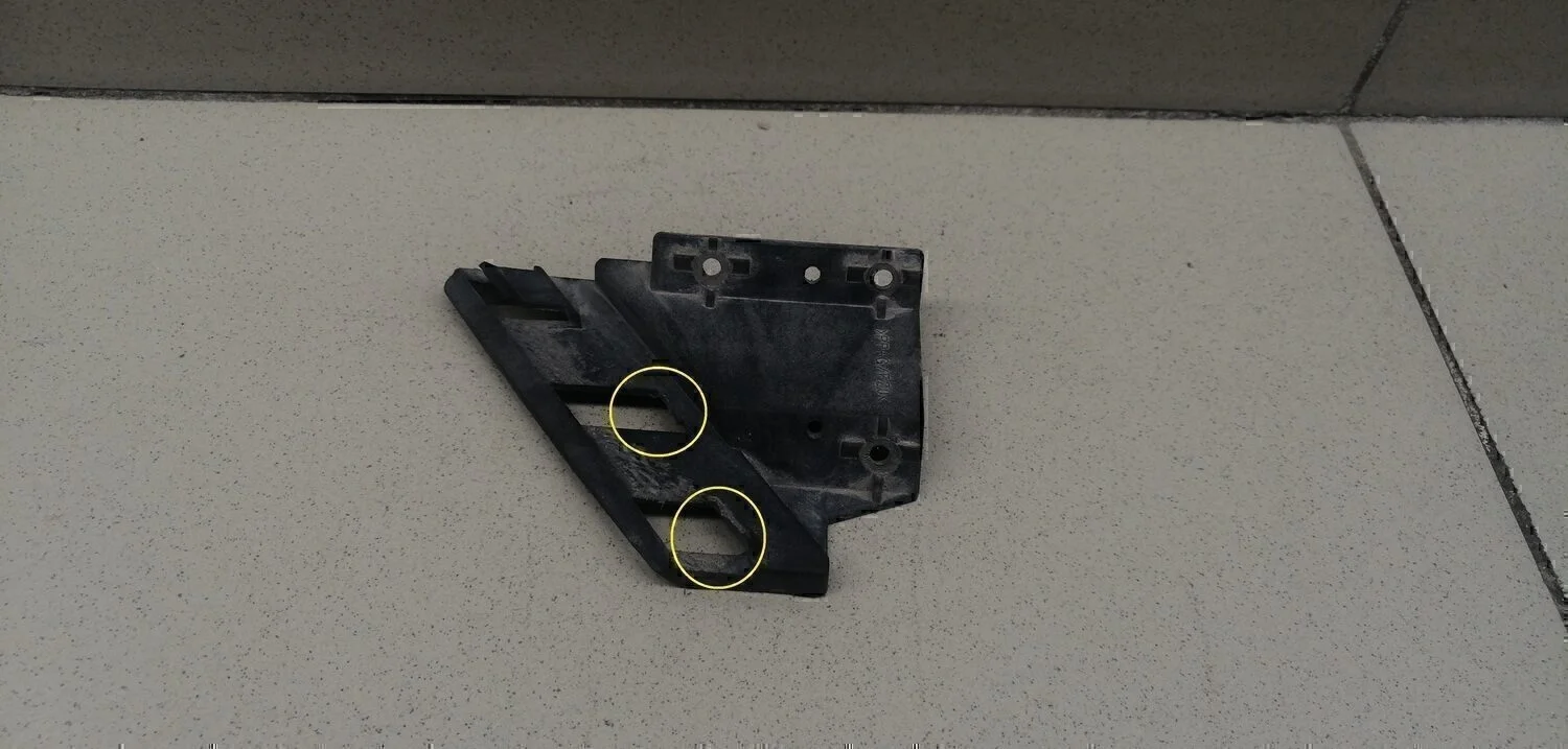 Кронштейн фар левый Pajero/Montero (V8, V9) 2007>