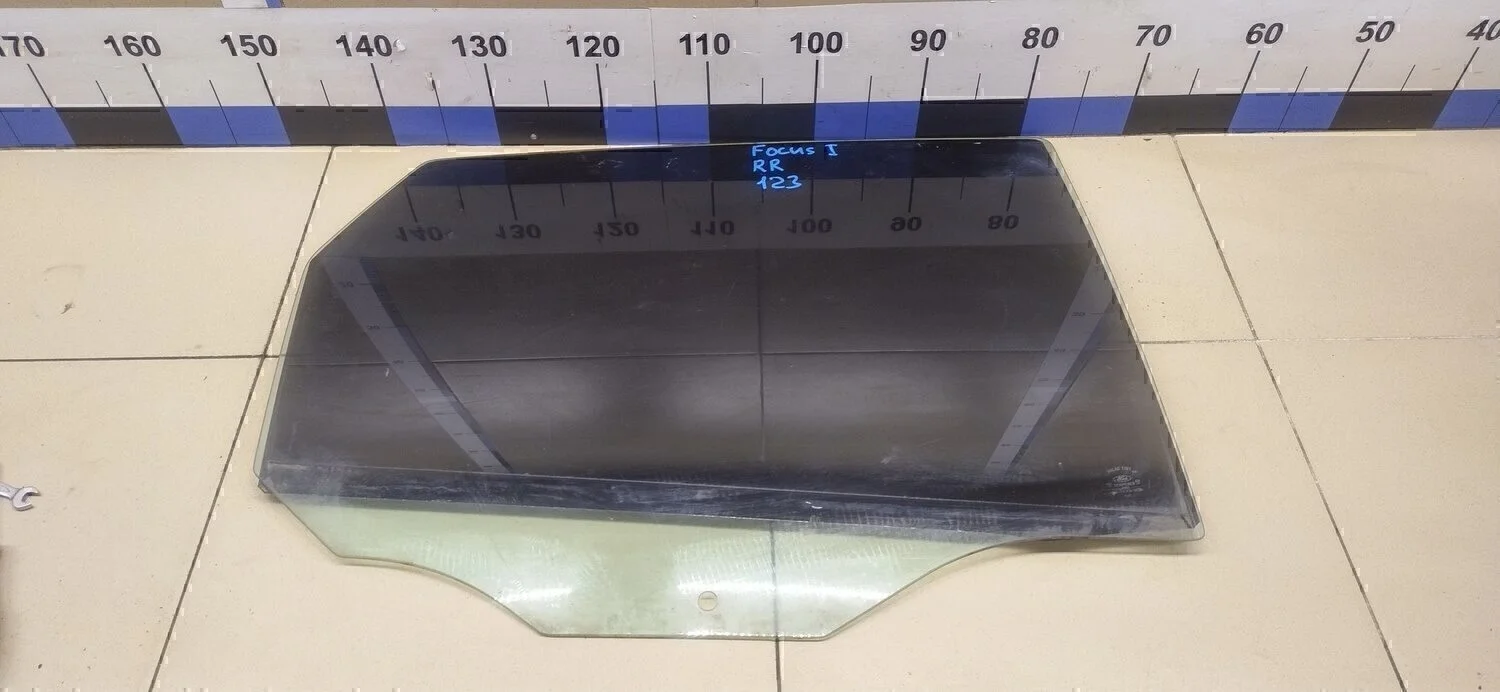 Стекло двери задней правой Focus I 1998-2004