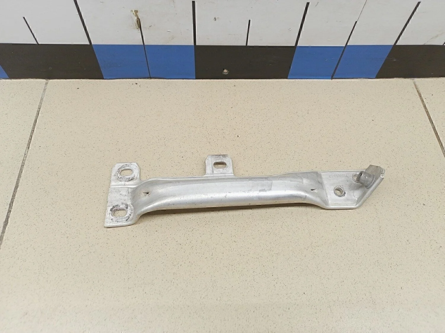 Кронштейн усилителя переднего бампера левый 5-серия F10/F11 2009>