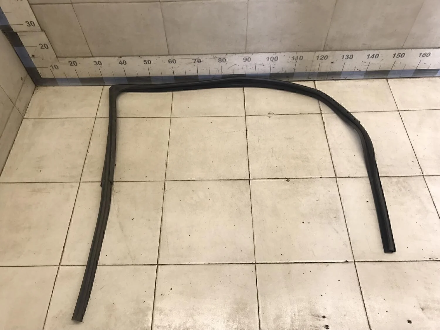 Уплотнитель стекла двери Logan 2005-2014