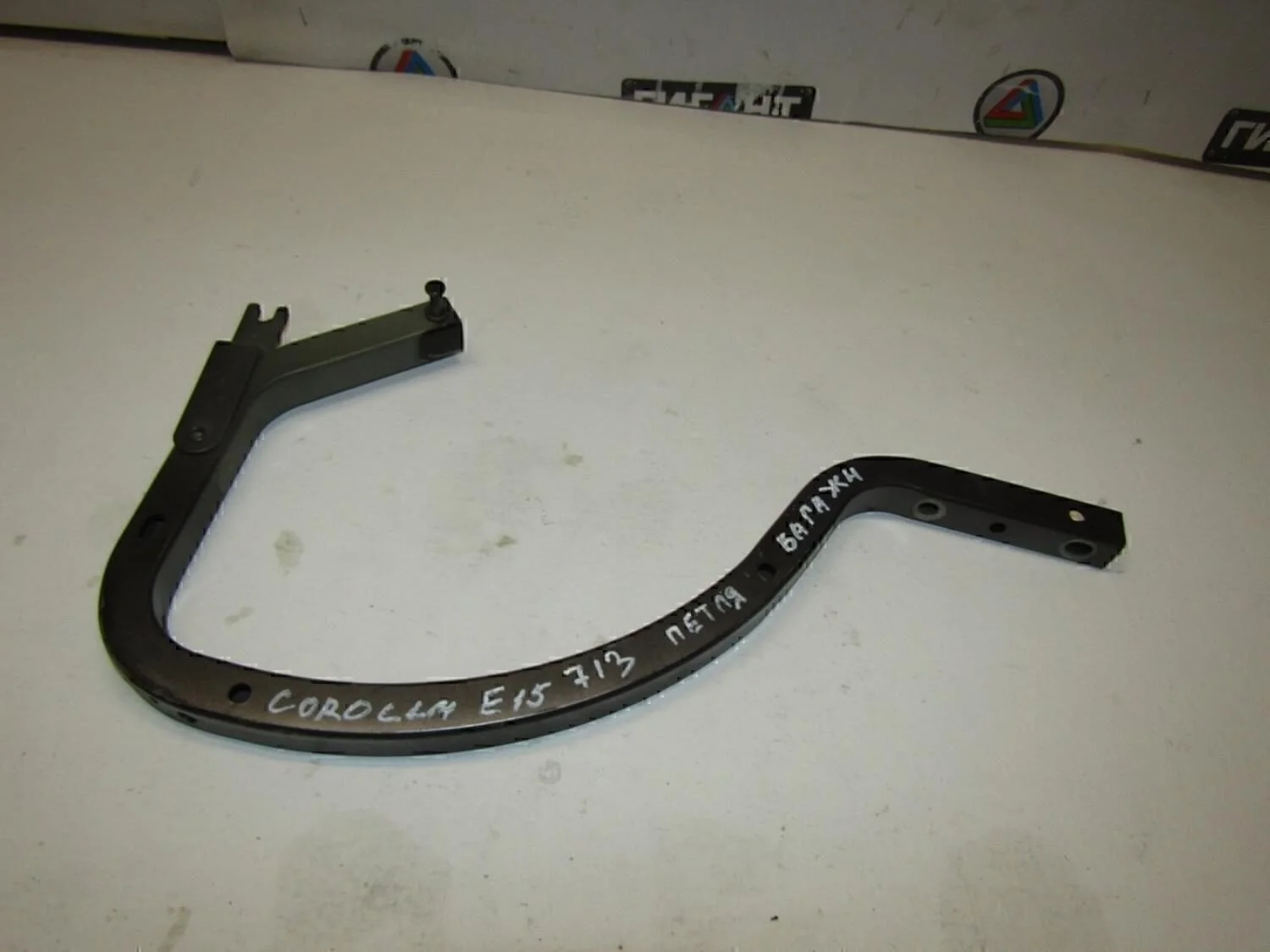 Петля крышки багажника Corolla E15 2006-2013