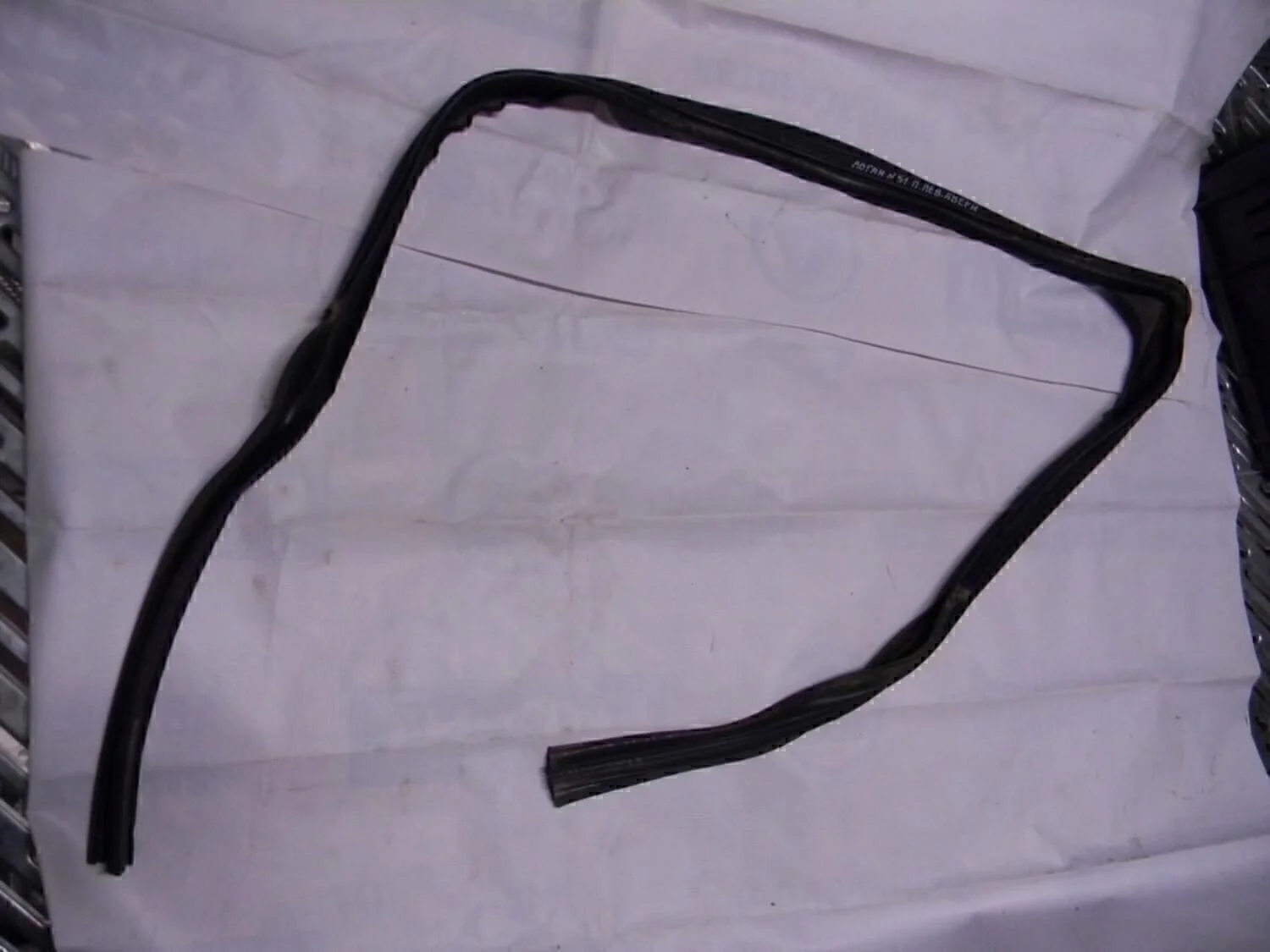 Уплотнитель стекла двери Logan 2005-2014