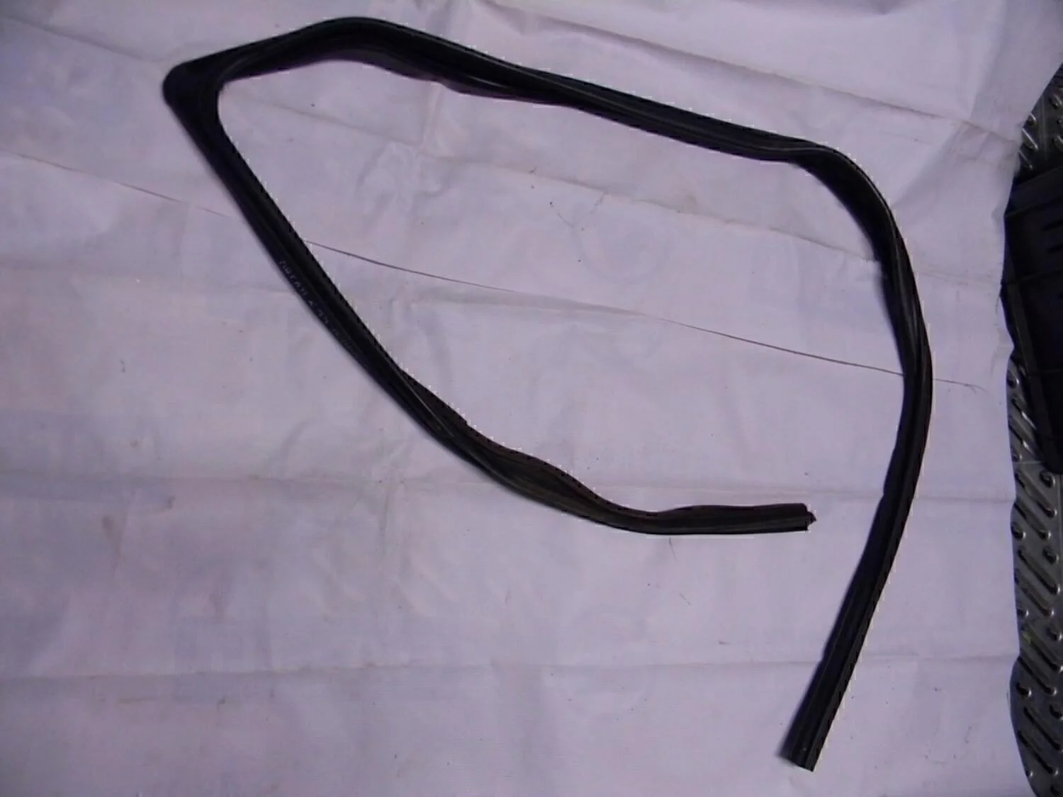 Уплотнитель стекла двери Logan 2005-2014