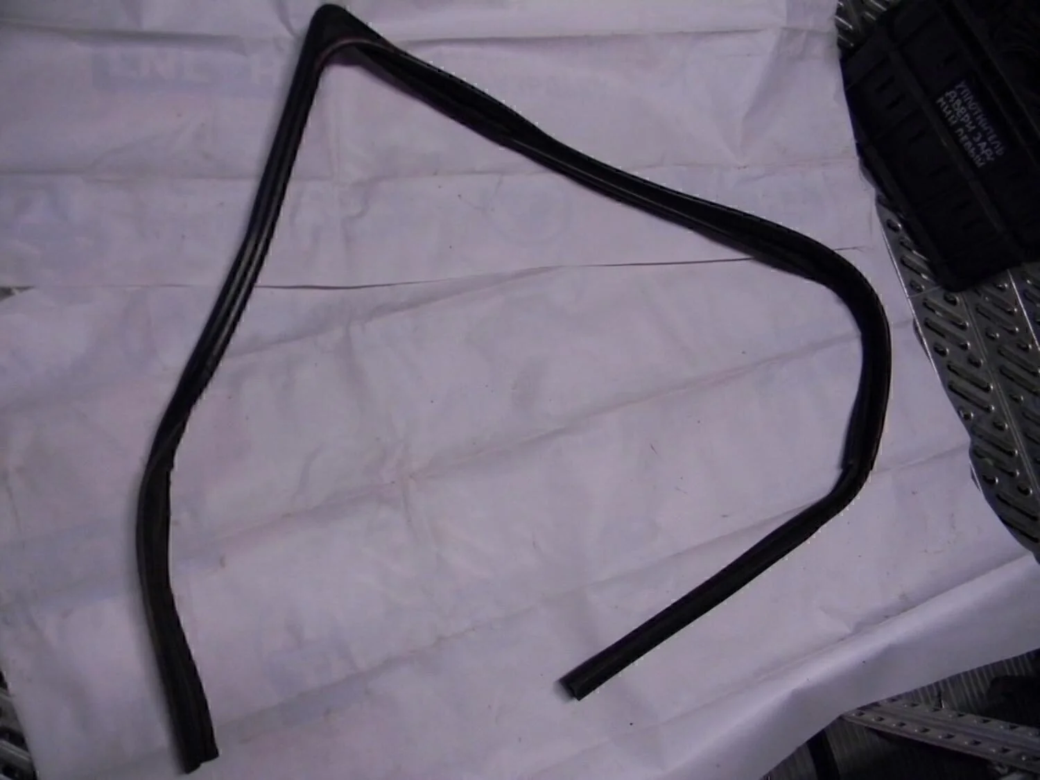 Уплотнитель стекла двери Logan 2005-2014