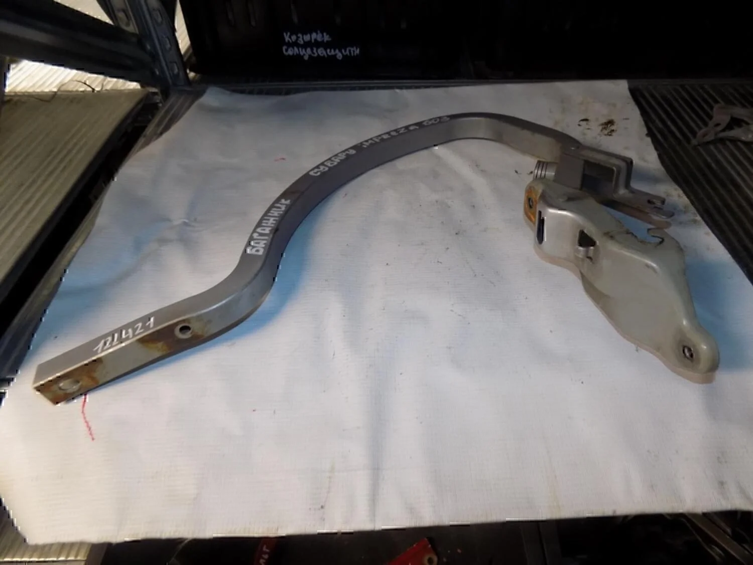 Петля крышки багажника Impreza (G12) 2007-2012