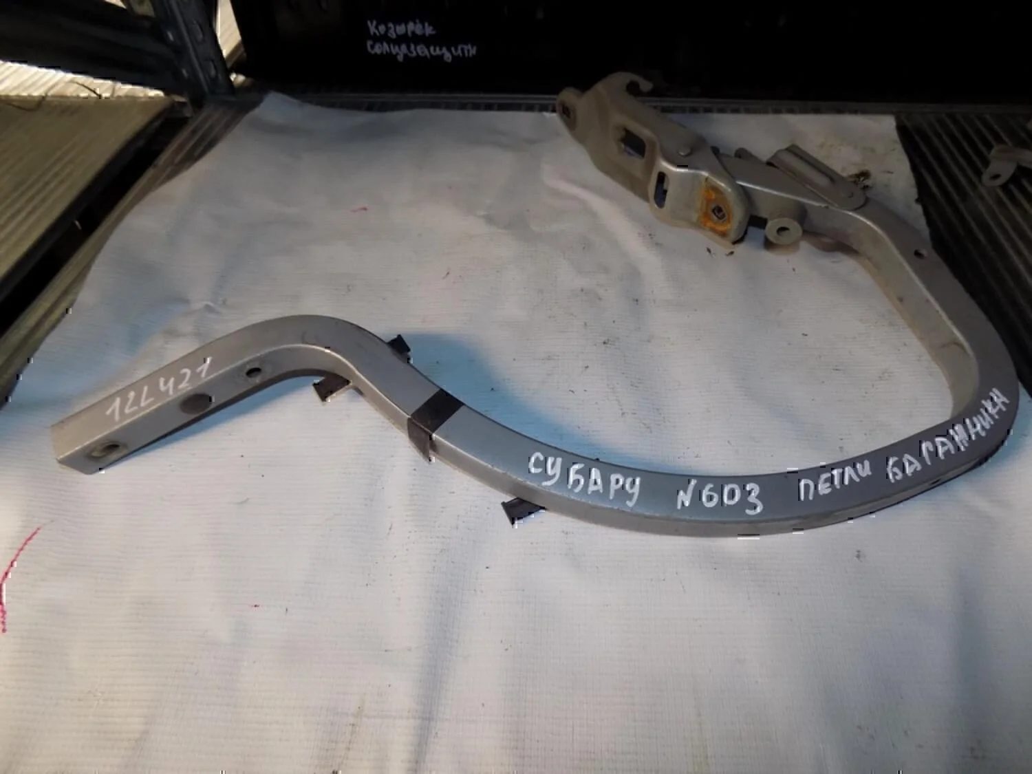 Петля крышки багажника Impreza (G12) 2007-2012