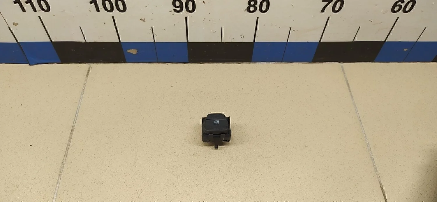 Кнопка стеклоподъемника Golf III/Vento 1991-1997