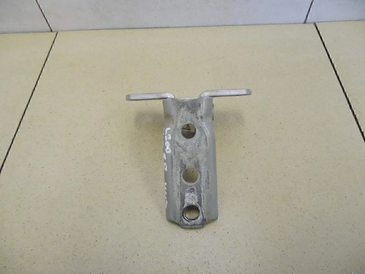 Петля двери L200 (KB) 2006-2016