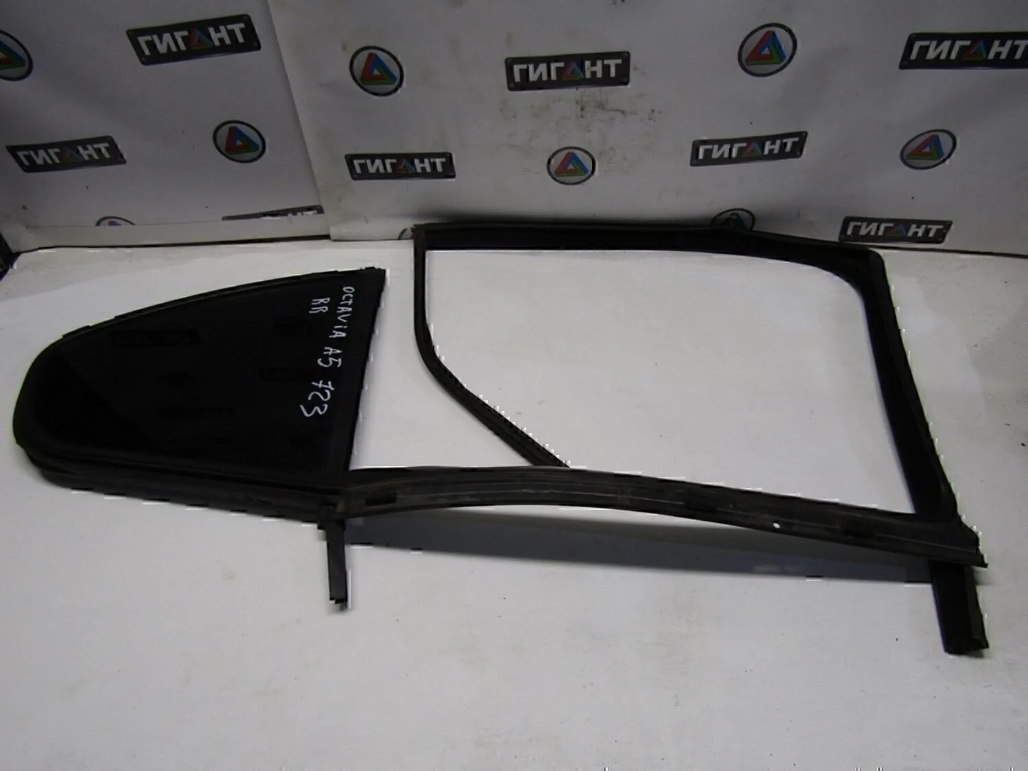 Стекло двери задней правой (форточка) Octavia (A5 1Z-) 2004-2013