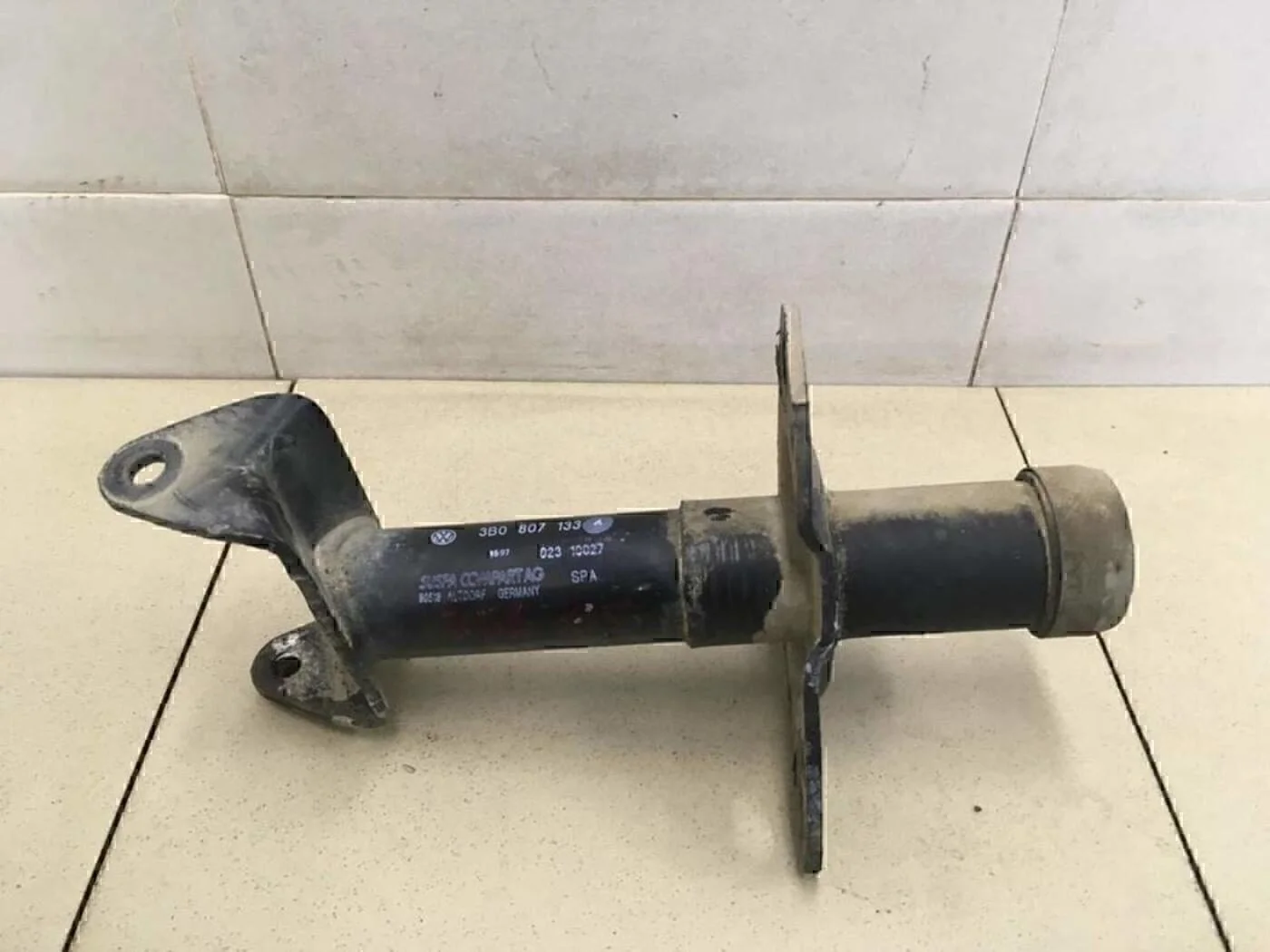 Кронштейн переднего бампера левый Passat [B5] 1996-2000