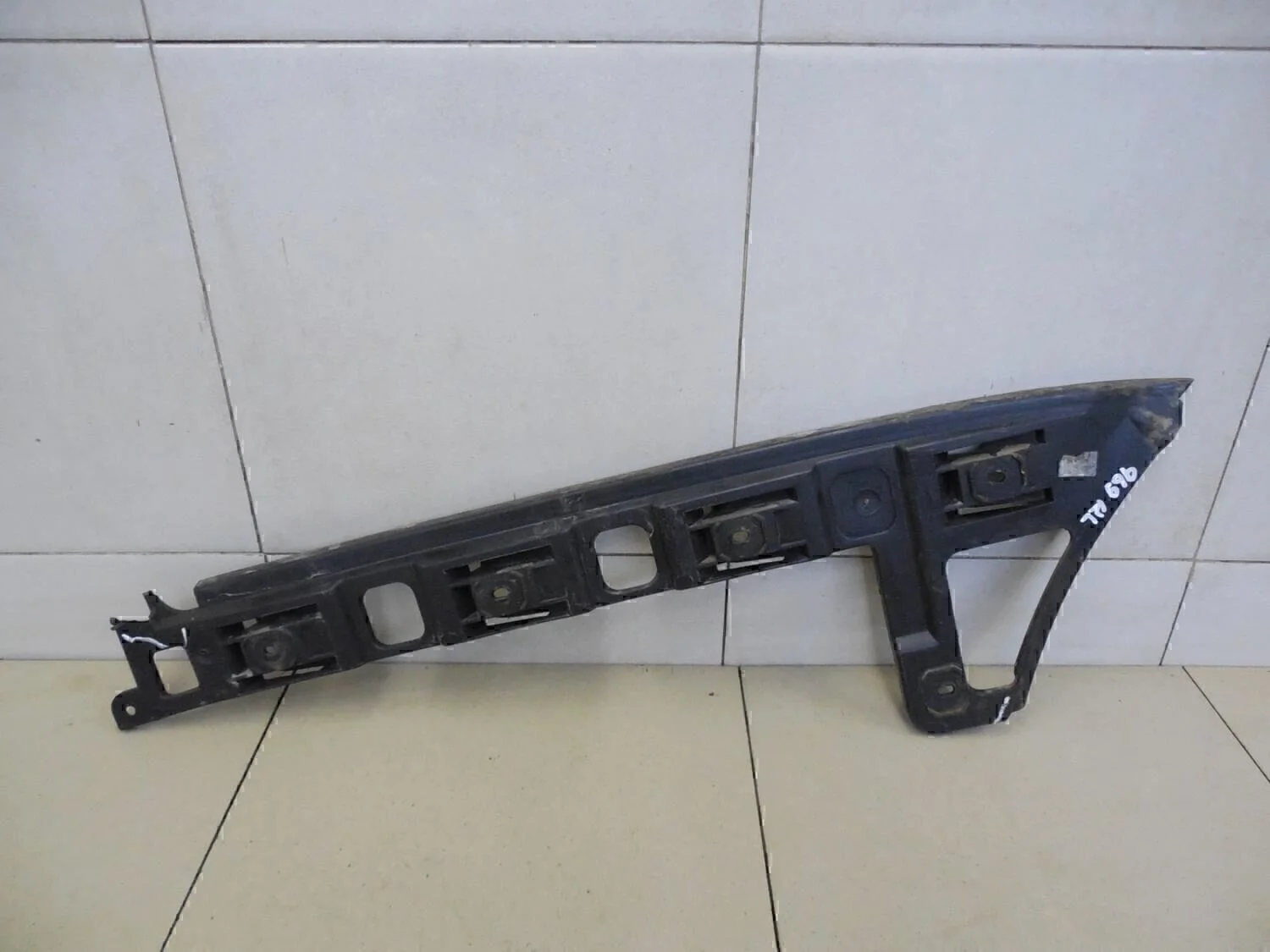 Направляющая заднего бампера левая Passat [B6] 2005-2010