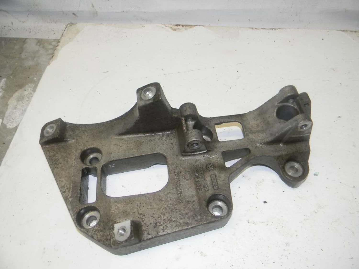 Кронштейн генератора Passat [B6] 2005-2010