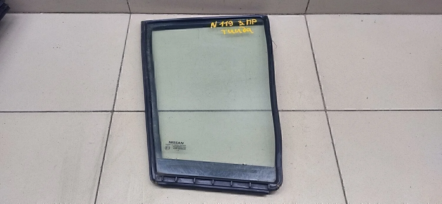 Стекло двери задней правой (форточка) Tiida (C11) 2007-2014