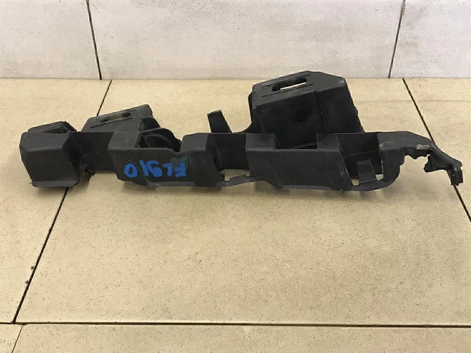 Кронштейн усилителя переднего бампера левый C4 2005-2011