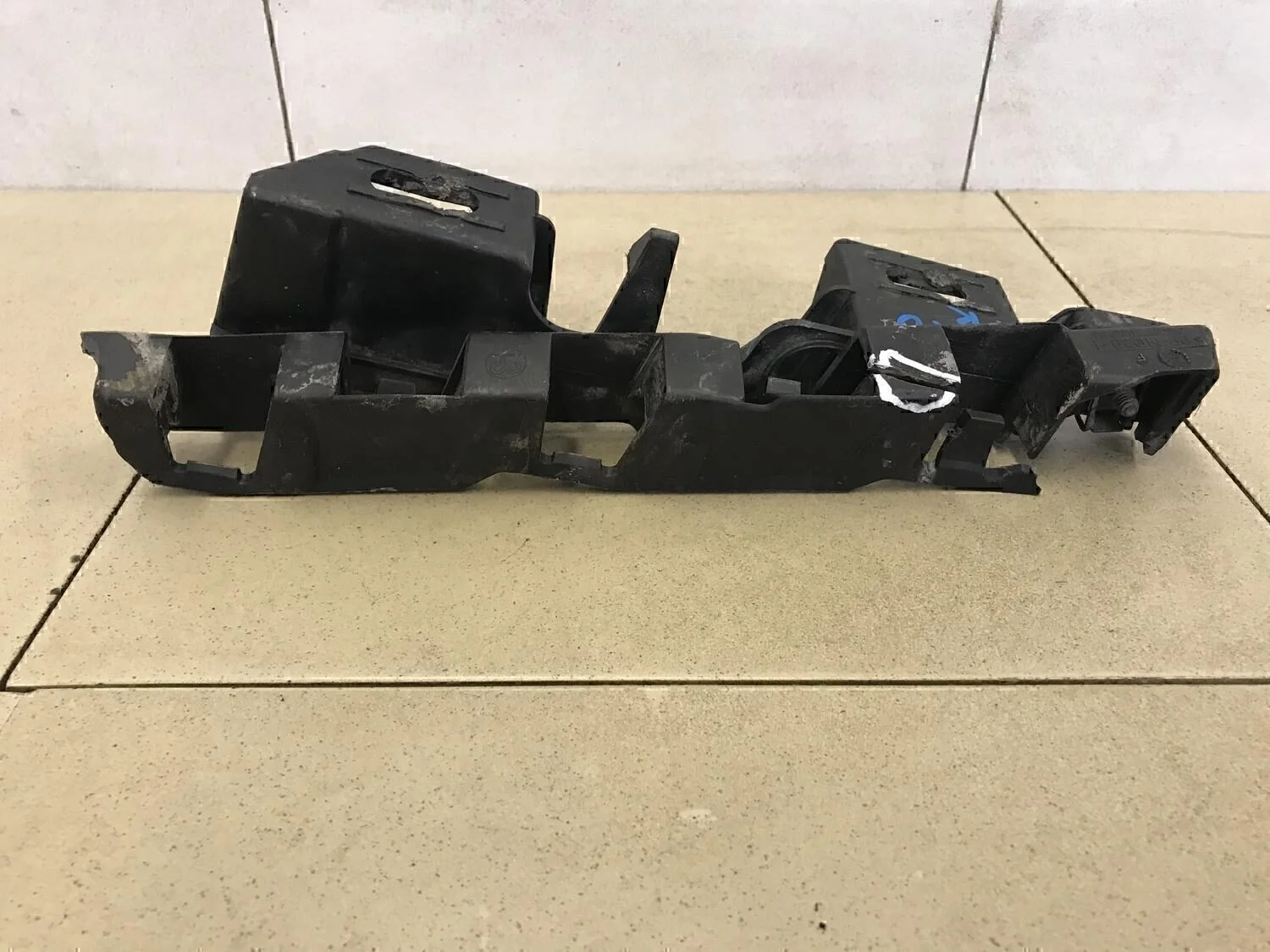 Кронштейн усилителя переднего бампера левый C4 2005-2011