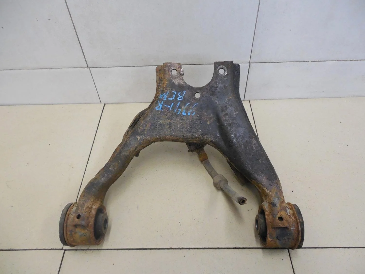 Рычаг передний верхний правый L200 (KB) 2006-2016