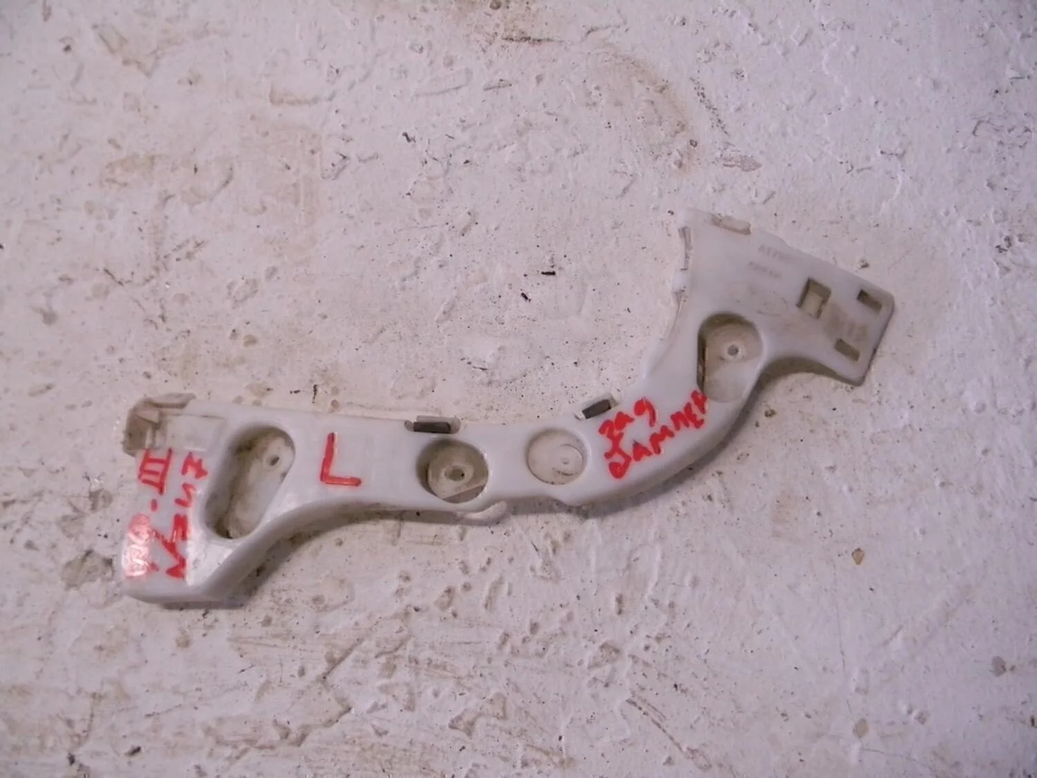 Направляющая заднего бампера левая Focus III 2011>