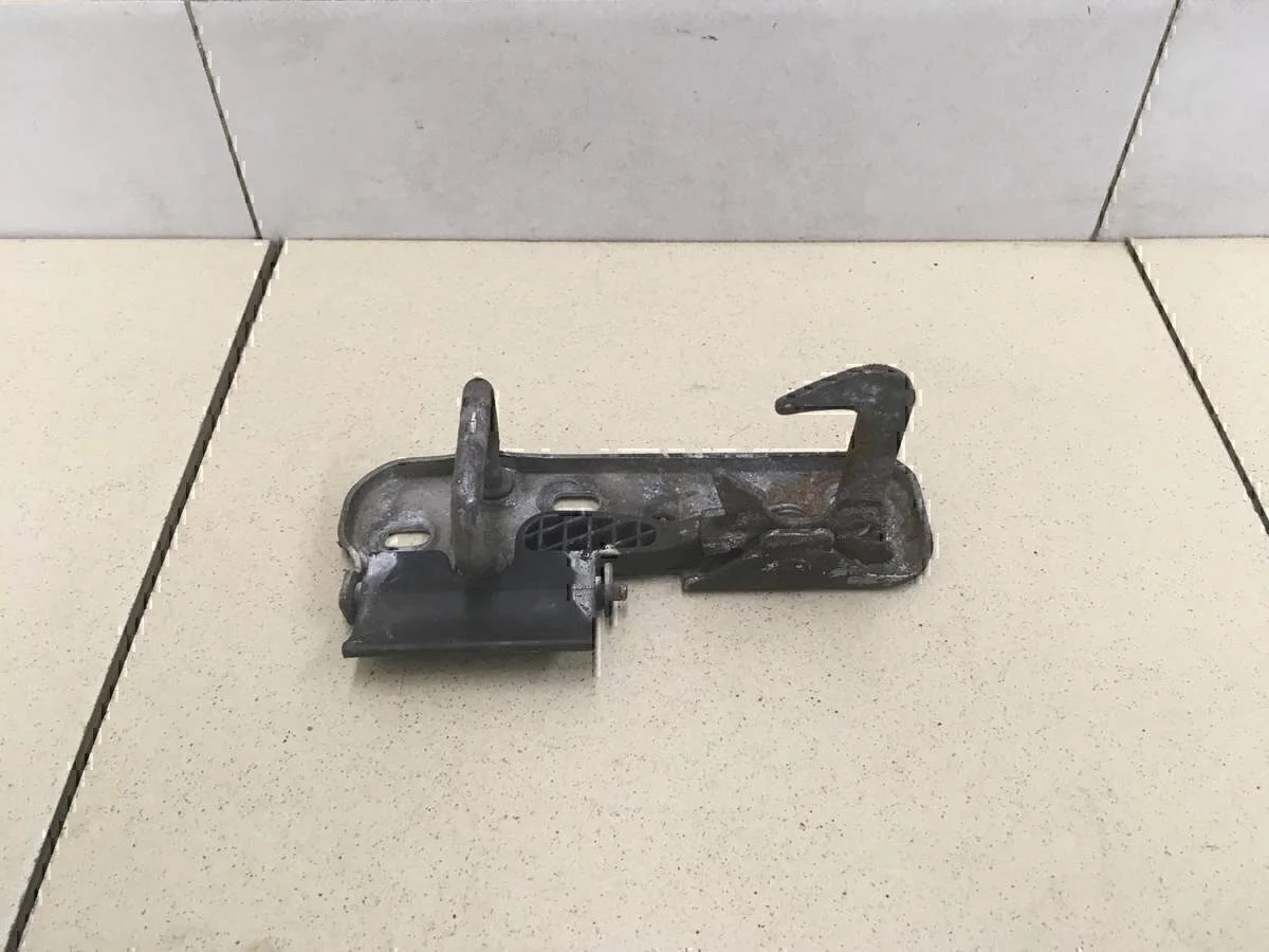 Крючок капота Golf VI 2009-2012