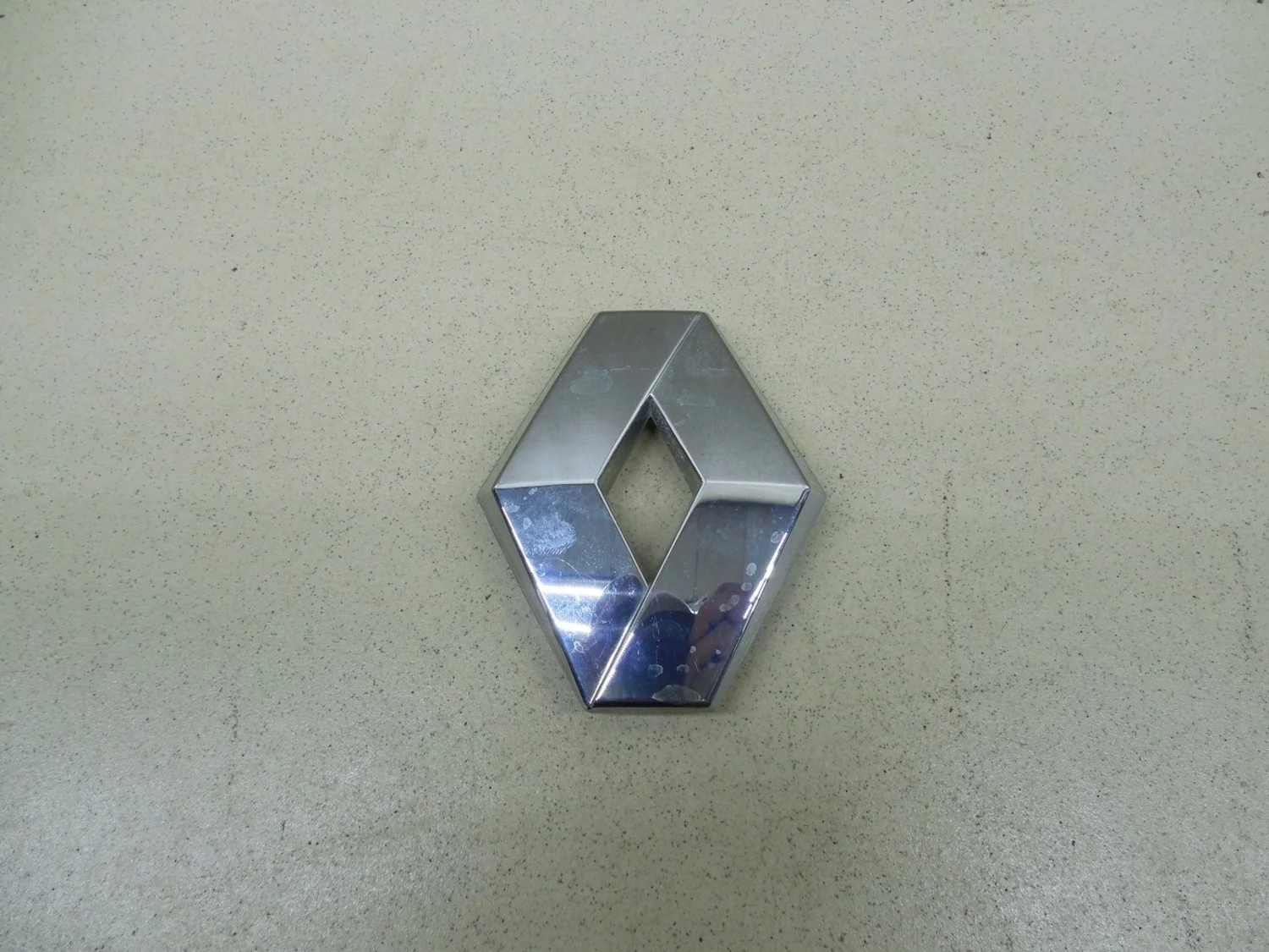 Эмблема на крышку багажника Duster 2012>