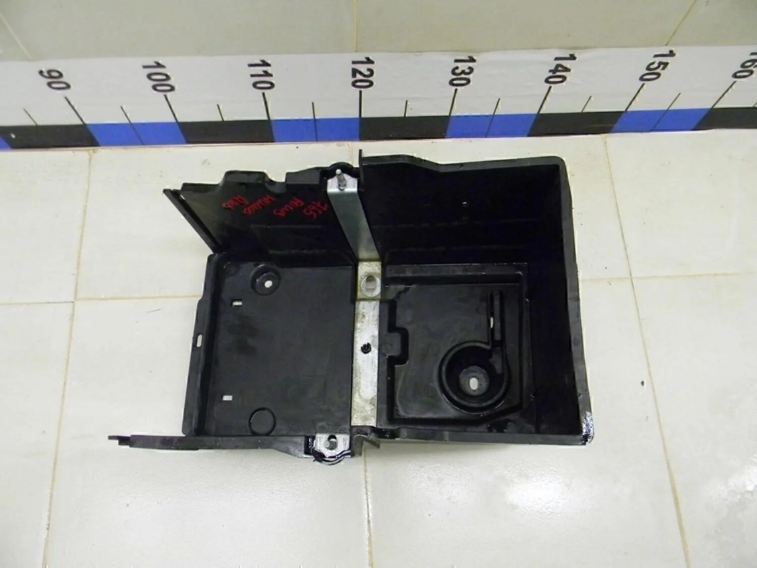 Крепление АКБ (корпус/подставка) Focus III 2011>