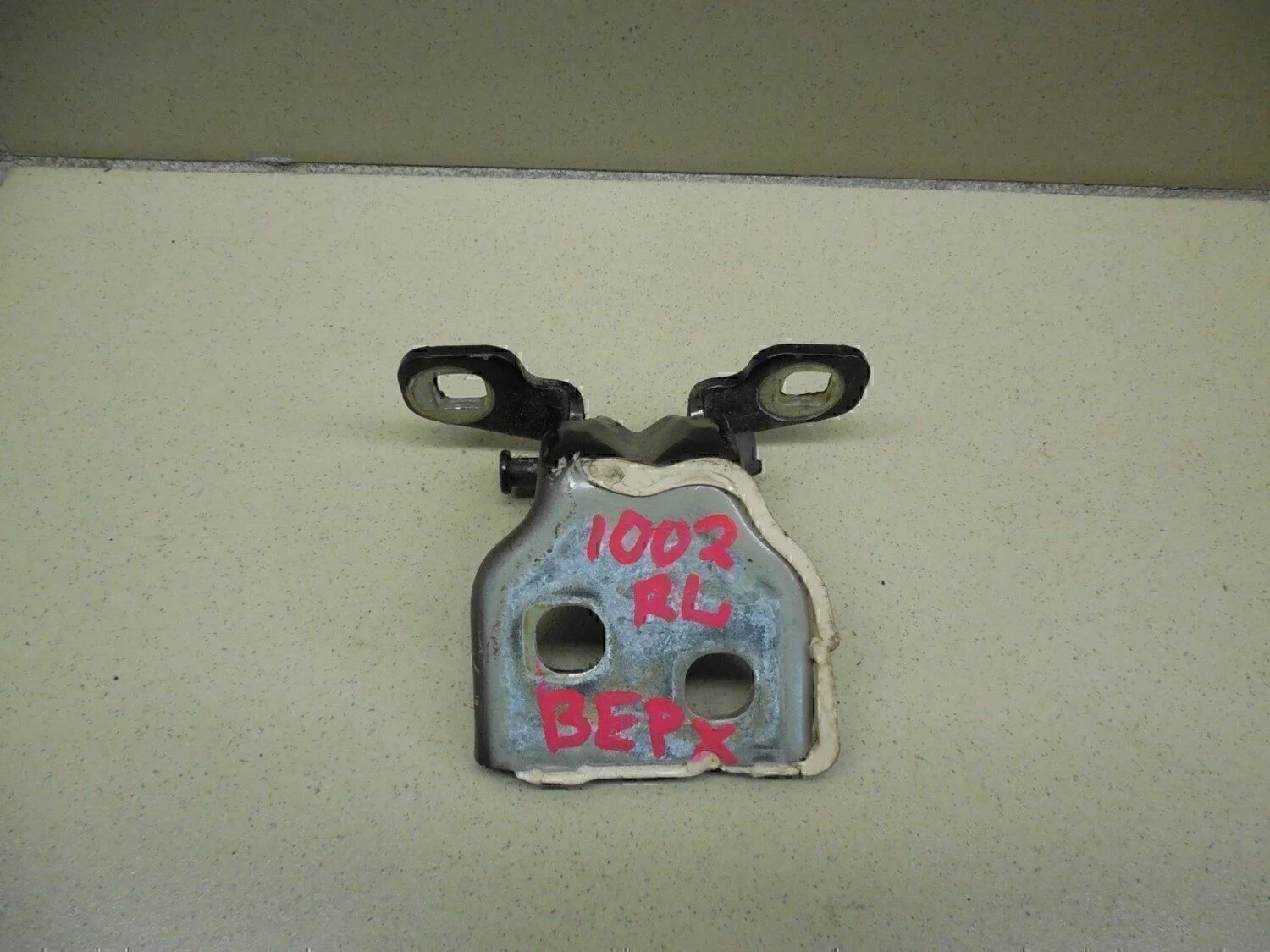 Петля двери Duster 2012>