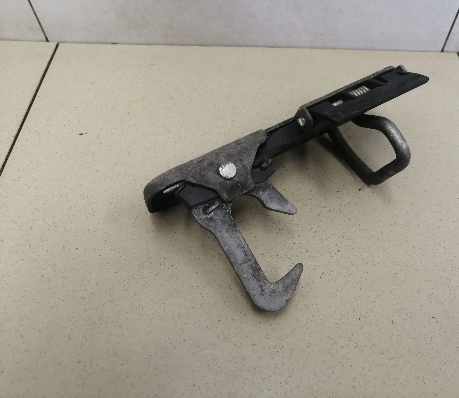 Крючок капота Tiguan 2011-2016