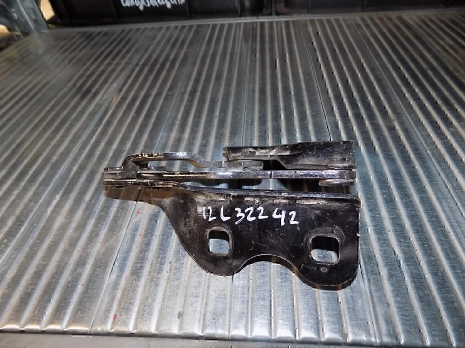 Петля капота левая Meriva 2003-2010