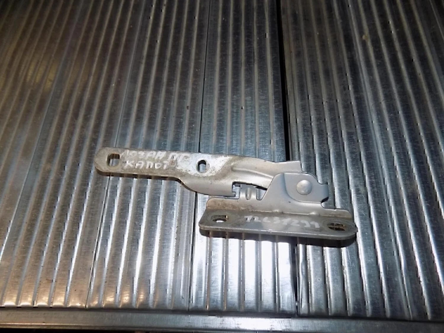 Петля капота правая Logan 2005-2014