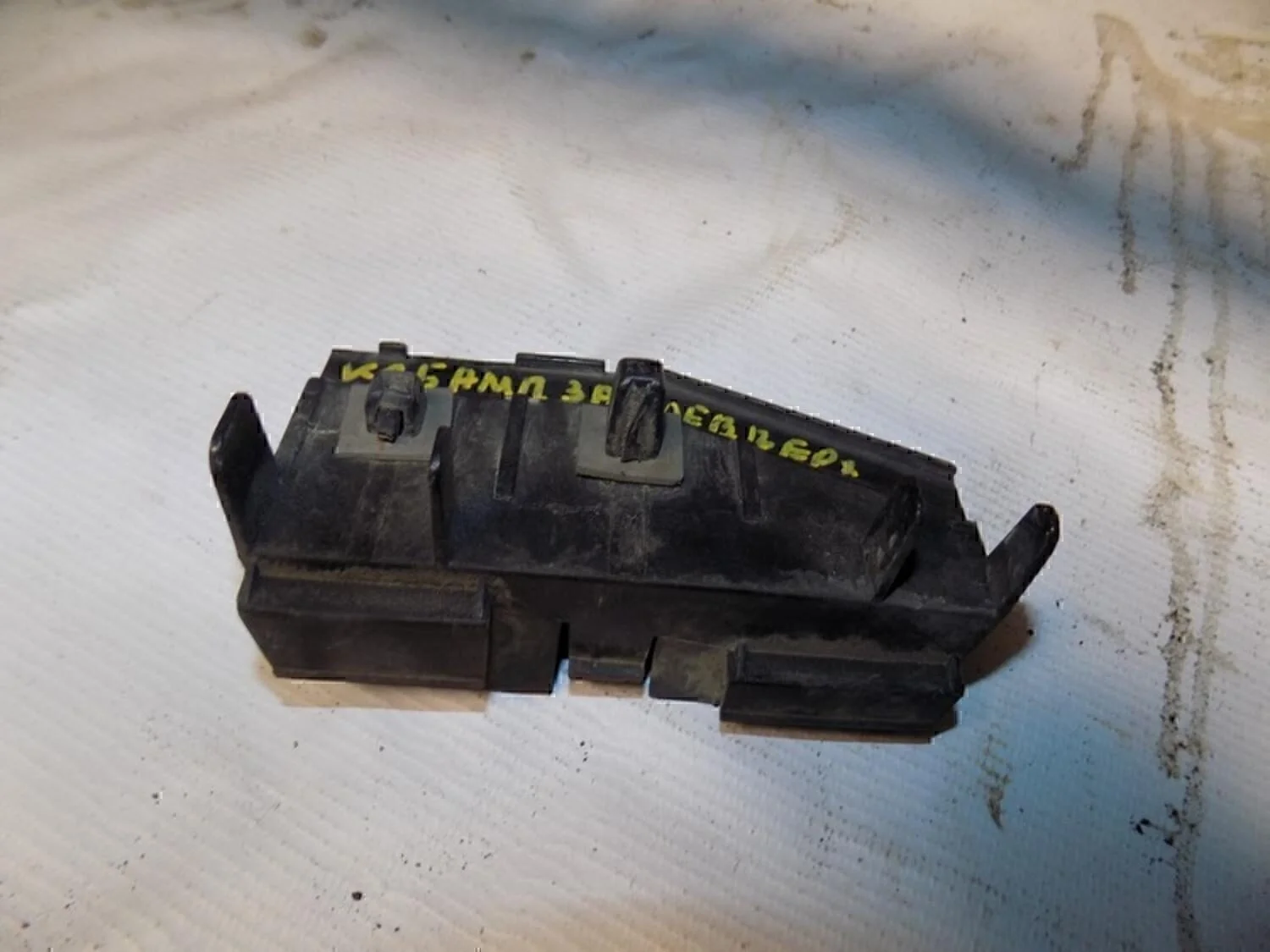 Кронштейн заднего бампера левый Corolla E12 2001-2006