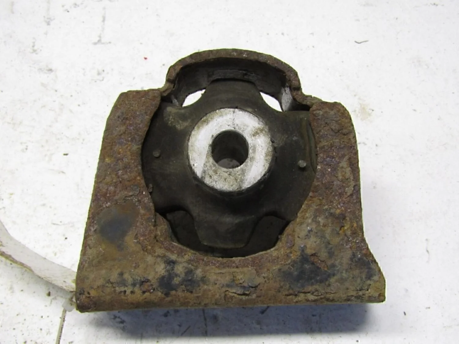 Опора двигателя передняя Corolla E15 2006-2013