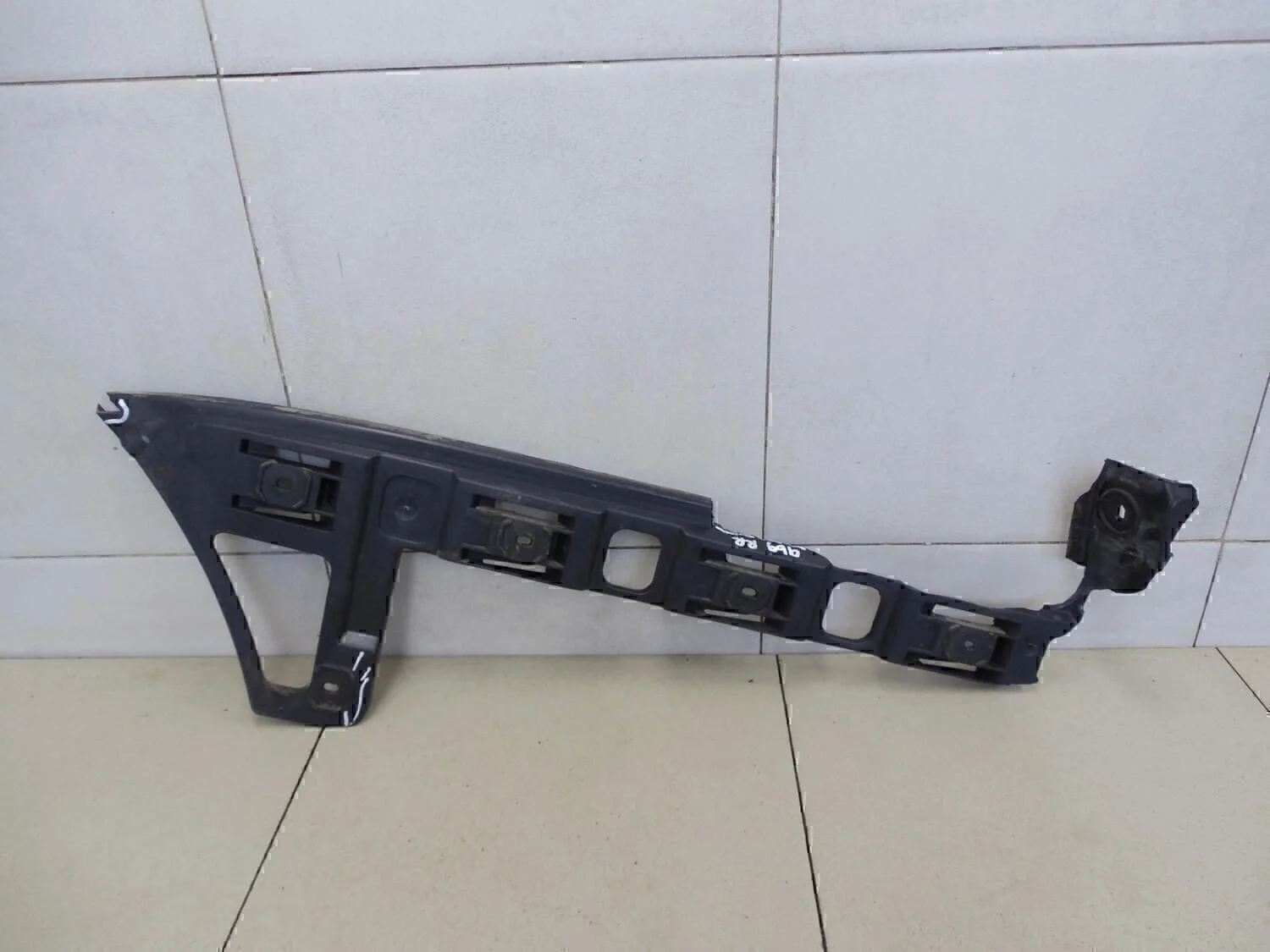 Направляющая заднего бампера правая Passat [B6] 2005-2010