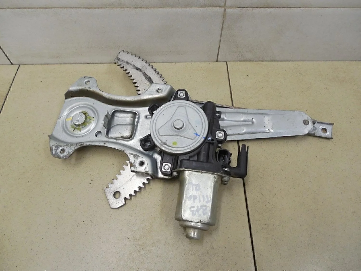 Стеклоподъемник электр. задний левый Tiida (C11) 2007-2014