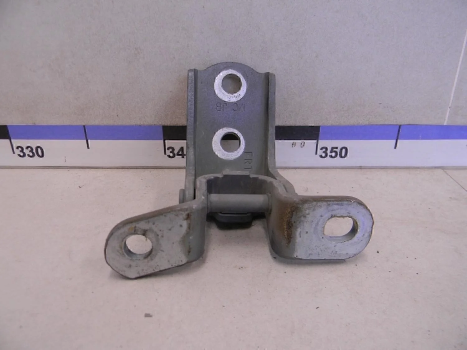 Петля двери передней правой верхняя Solaris 2010-2017