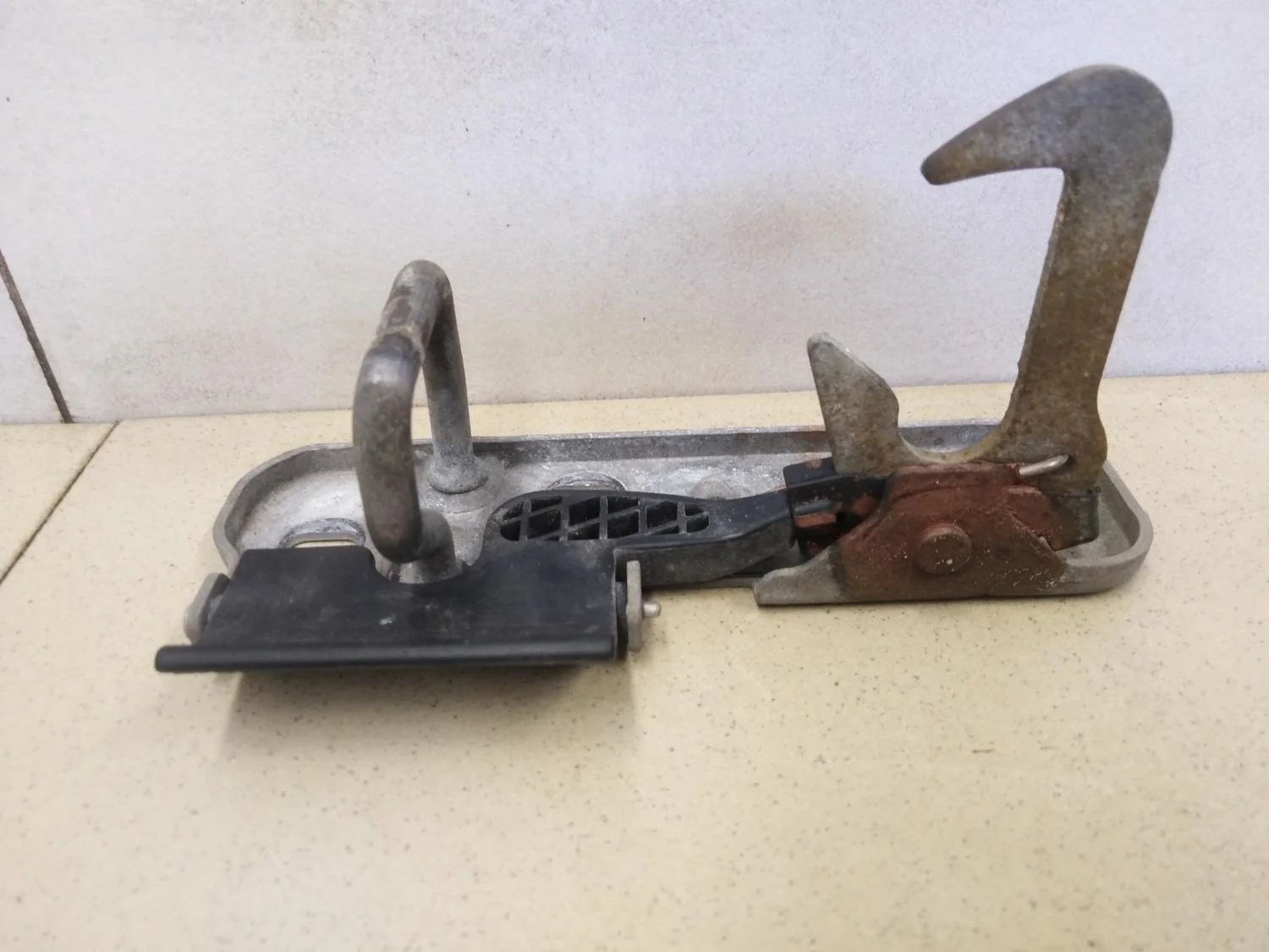 Крючок капота Tiguan 2011-2016