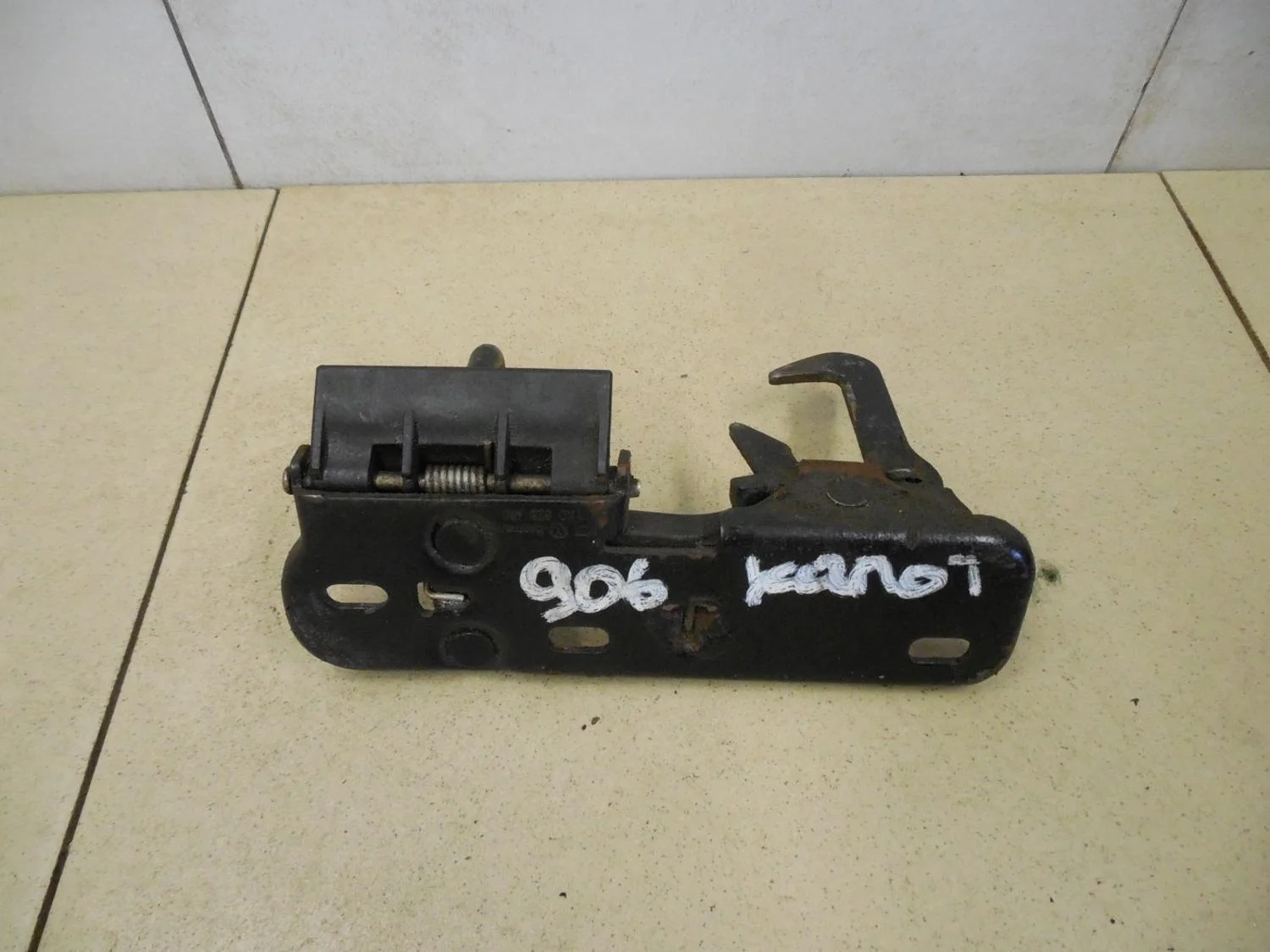 Крючок капота Tiguan 2011-2016