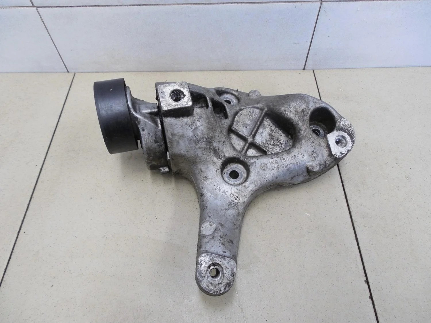 Кронштейн кондиционера Passat [B6] 2005-2010