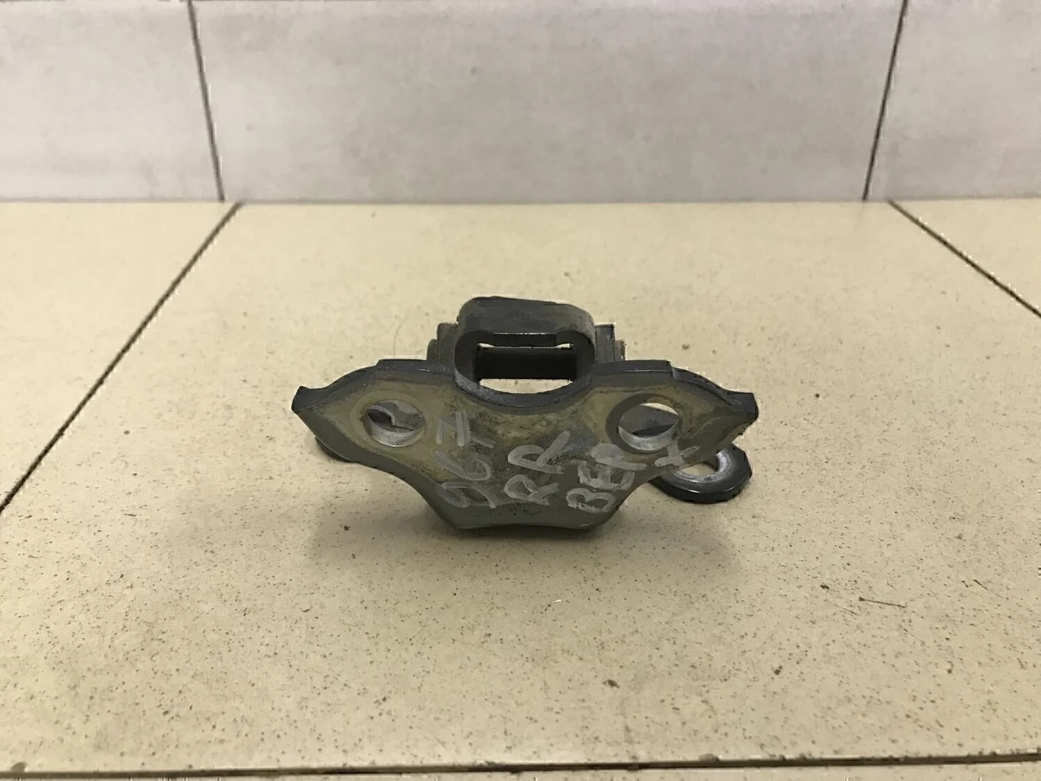 Петля двери задней правой верхняя Avensis II 2003-2008