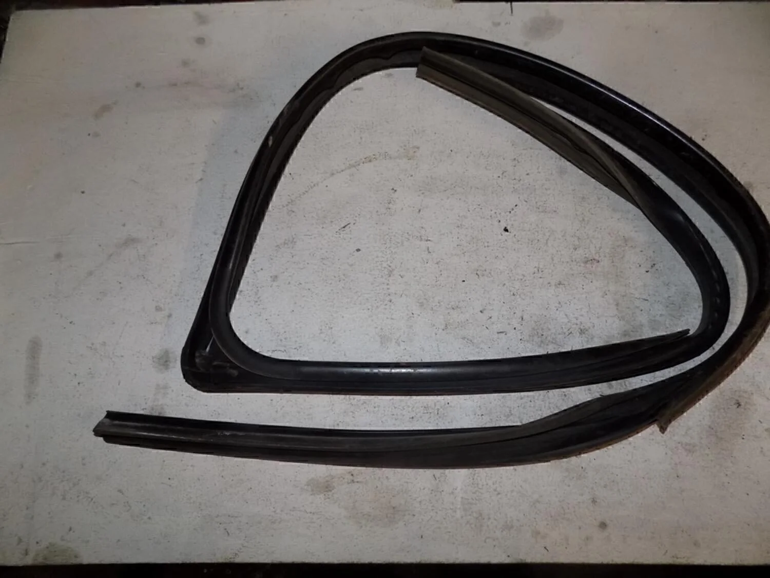 Уплотнитель стекла двери Logan 2005-2014