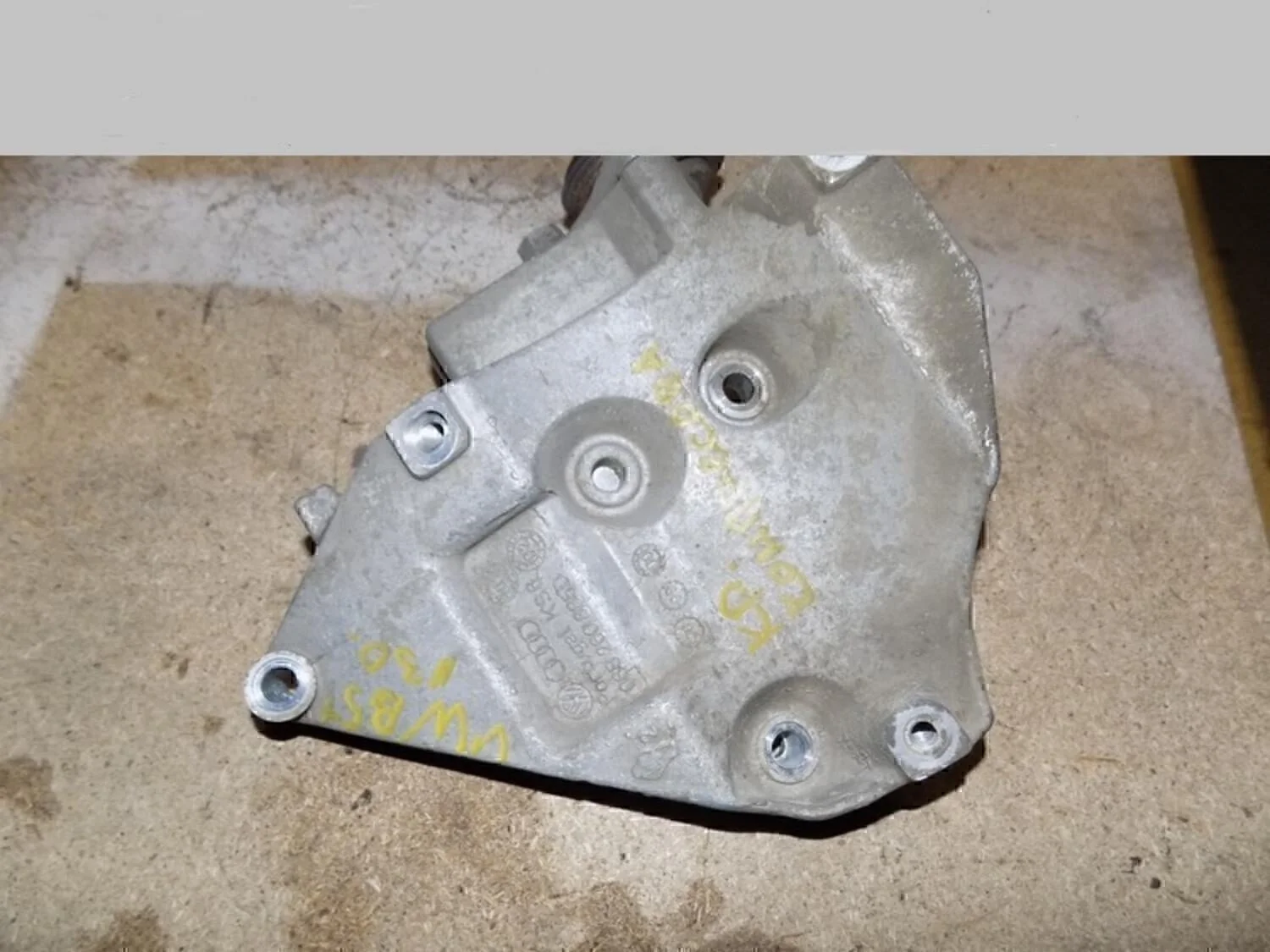 Кронштейн кондиционера Passat [B5] 2000-2005