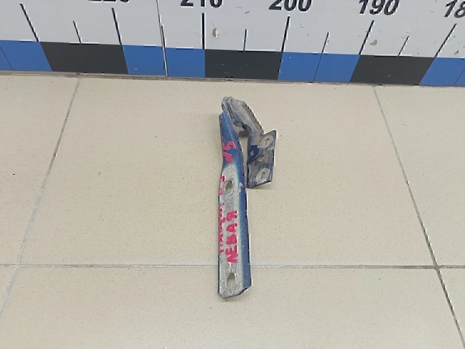 Петля капота левая A4 [B5] 1994-2000