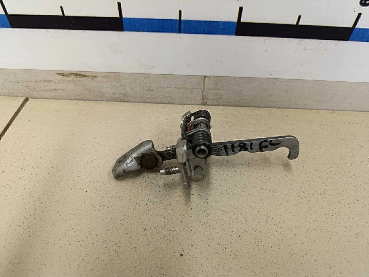 Ограничитель двери Logan II 2014>