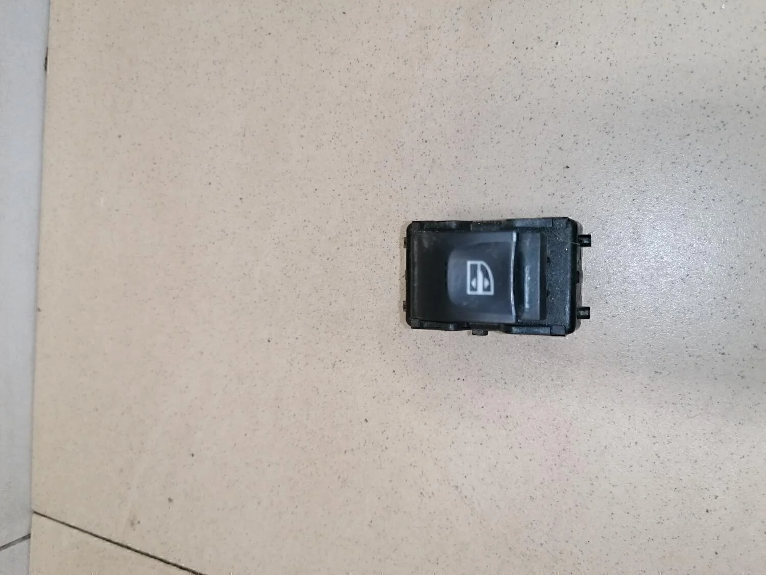 Кнопка стеклоподъемника Duster 2012>