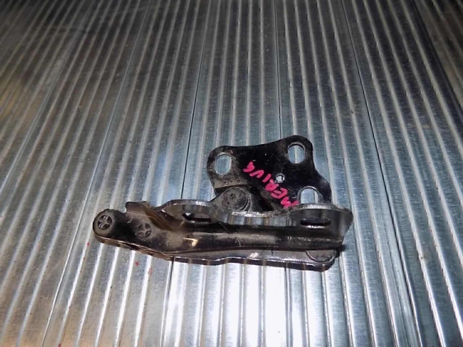 Петля капота правая Meriva 2003-2010